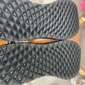 Look at this beautiful get it before gone men size 5.5
Women 7